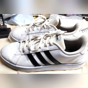 Adidas vintage Size 10 white with black stripes low cut